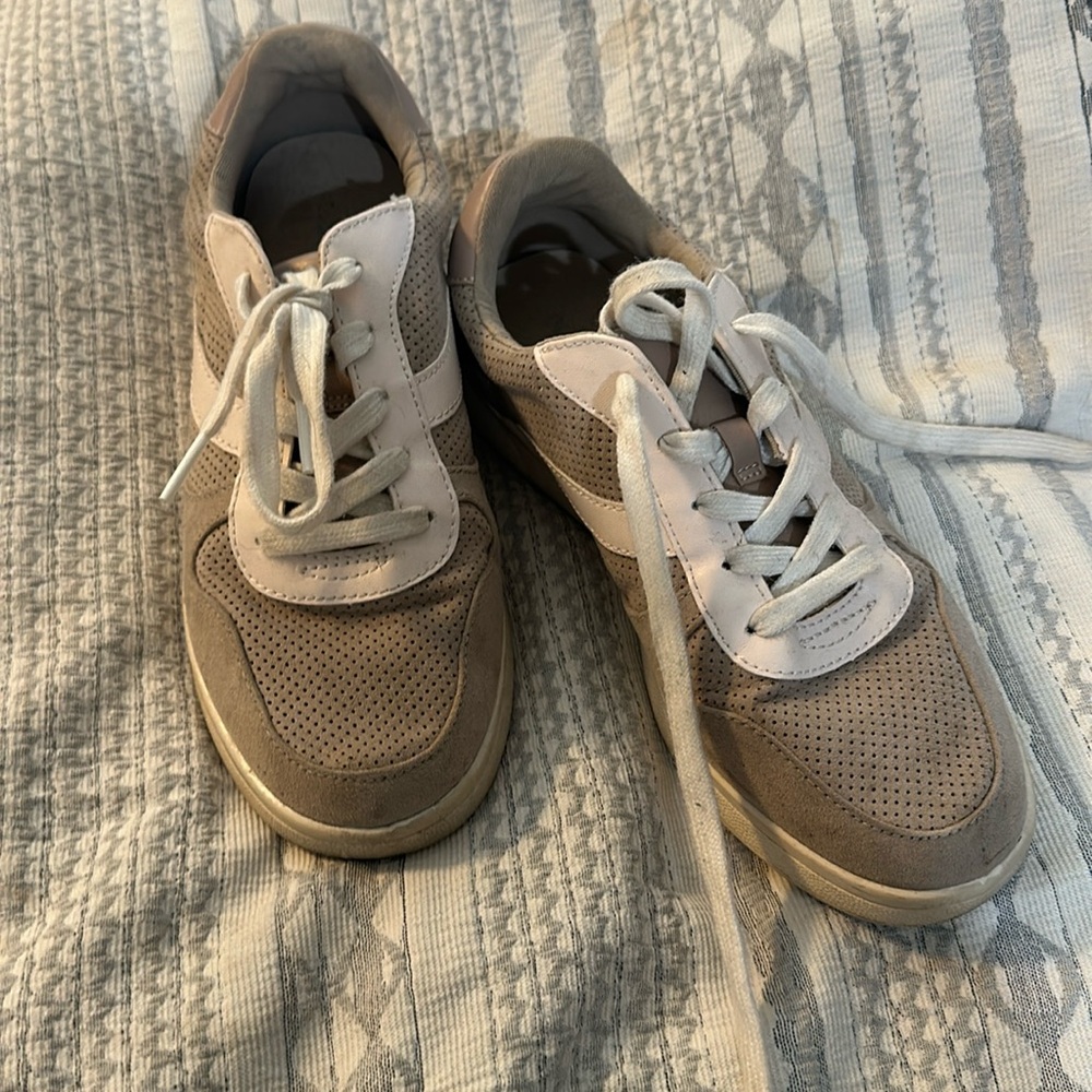 Old navy women’s sneakers size 8 tan